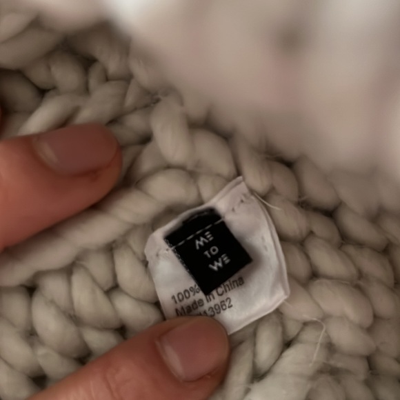 Knit pompom winter hat - Picture 2 of 2